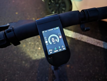 The colour screen shows a lot of information, but it could be a little brighter.