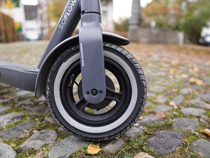 The white stripe on the tyre isn’t only a design element, it’s also a reflective safety feature.