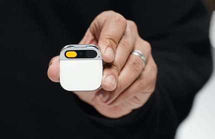 De badge kan automatisch vreemde talen herkennen en vertalen.