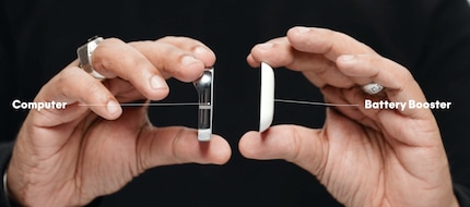 De AI-pin met de extra batterij die naar eigen zeggen «de hele dag meegaat».