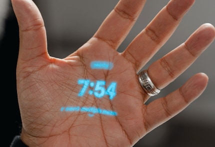 Je handpalm werkt als scherm voor de laserprojector.