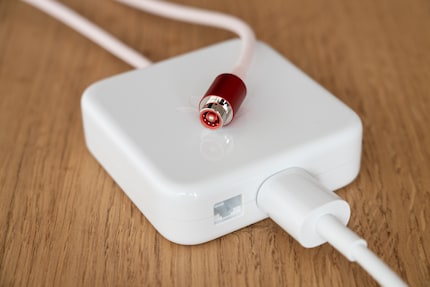 Elegant: de LAN-poort is geïntegreerd in de voeding. De connector voor de voedingskabel is een ontwikkeling van Apple en klikt magnetisch in de poort.