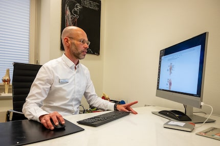 Der Orthopäde Dr. med. Marcel Gloyer in seiner Zürcher Praxis.