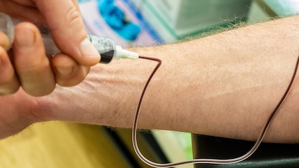 Anschliessend wird Blut genommen.