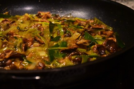 Ganz schön lecker: Meine Shiitake köcheln mit Lauch, Butter und Zwiebeln in der Bouillon.