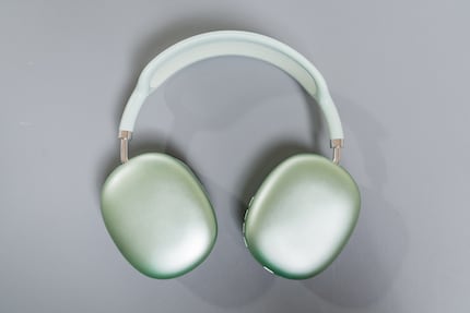 The green version of the same headphones costs around 20 francs less.