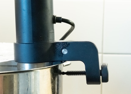 Thanks to the screw, Anova holds on to my pot well.