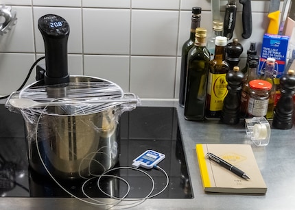 The test setup in my kitchen. Yes, the display is a bit dirty. It’s a test and not a photoshoot.
