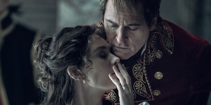 De vonk tussen Napoleon (Joaquin Phoenix) en Joséphine (Vanessa Kirby) is er gewoon niet.