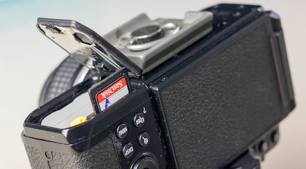 Card compartment on the bottom: swapping cards is just about possible with the plate of my Manfrotto tripod.