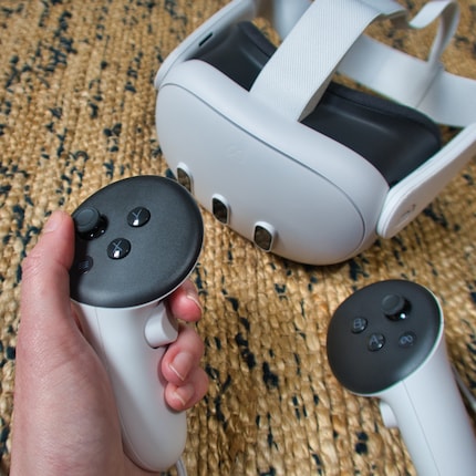 De headset is iets slanker geworden en de controllers hebben geen tracking ringen meer.