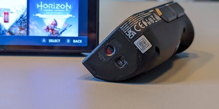 Sur la face inférieure, un levier permet d’activer le mode fps et donc le capteur optique.