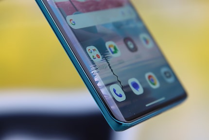 I’m not a fan of the rounded long sides of the display.