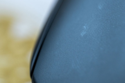 J’ai nettoyé la souris avant la séance photo pour cet article. Et après, les traces de doigts sont déjà de retour.