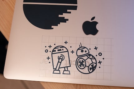 Zo ziet het ontwerp eruit met transfertape op de Macbook.