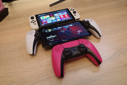 Le PlayStation Portal à côté d’une manette DualSense et de la Switch.