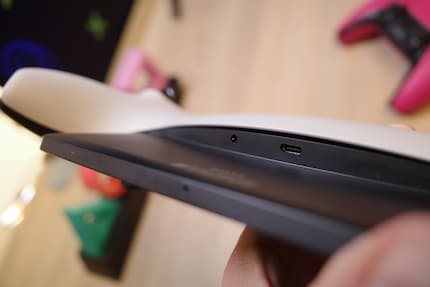 Le port USB-C et la prise casque de sont bien cachés.