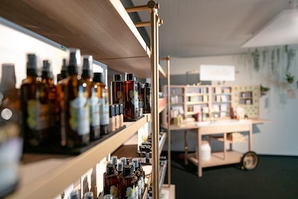 Im Showroom in Uster ist die große Auswahl an Produkten in Szene gesetzt: Raumdüfte, Naturkosmetik und Kapseln auf Basis natürlicher ätherischer Öle.