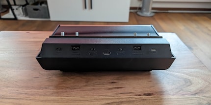Les ports HDMI et USB-C sont neufs, mais il manque le câble de raccordement. 