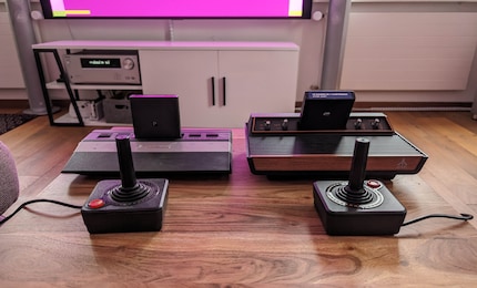 L’Atari 2600 + est nettement plus petit que l’original et à peu près aussi grand que l’Atari Junior. 