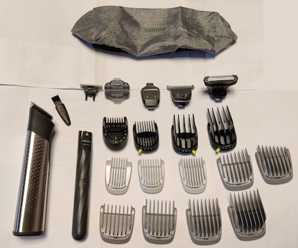 Een hoofdapparaat, een tweede apparaat en 18 opzetstukken - plus een opbergetui, een oplaadkabel en een schoonmaakborstel. Dat is wat je krijgt als je de MG9553/15 koopt.