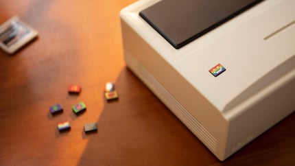 De Retro Mini PC AM01 is een stuk kleiner dan het Macintosh model.