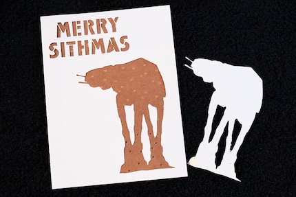 Zo ziet de voltooide AT-AT kerstkaart eruit.