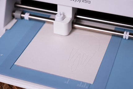 De AT-AT kerstkaart in de Cricut met de kaartsnijmat.