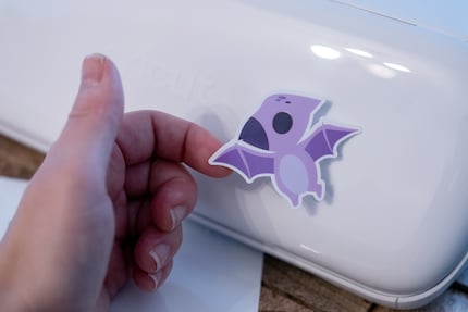 De kleurrijke dinosaurus past perfect op de saai ogende, witte Cricut Joy Xtra.