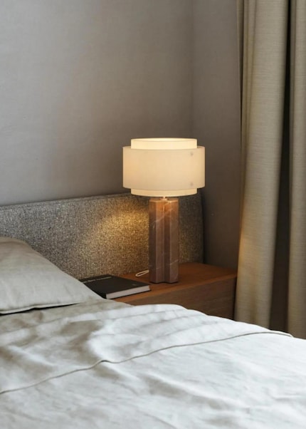 Thanks to the fabric, the light emitted by the Takai lamp is evenly distributed over the entire shade. 