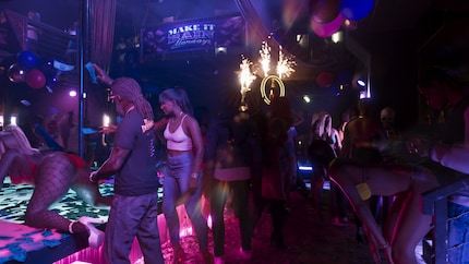 Het verplichte stripclubbezoek is een must. Ook al zegt de leeftijdsclassificatie iets anders, 13-jarigen behoren zoals altijd tot de doelgroep.