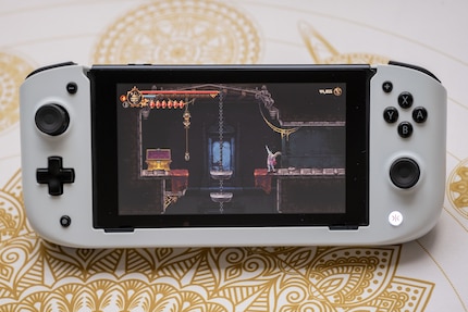 De bediening aan de voorkant is identiek aan die van de Joy-Cons.