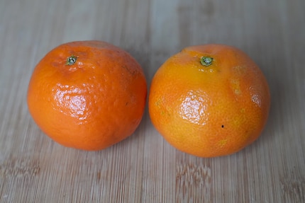 Minimaal kleurverschil: de mandarijn (l.) is iets donkerder dan de clementine.