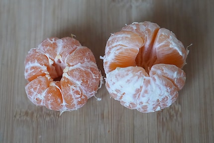 9 vs. 11: de mandarijn (l.) heeft altijd negen plakjes, terwijl clementines variëren tussen acht en twaalf.
