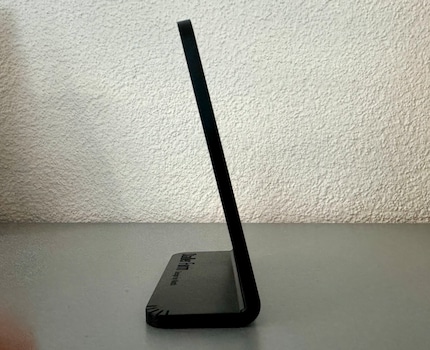Viewed from the side, it’s impressive how thin the display is.