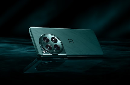 Le Oneplus 12 se décline en vert, blanc et noir.