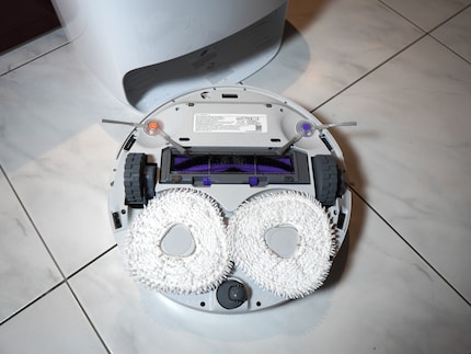 C'est ainsi que le Freo nettoie : deux brosses latérales, un rouleau avec fente d'aspiration et ensuite deux serpillères.