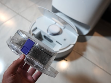 Vous devez vider le bac à saletés à la main - et pour cela sortir le robot de la station.