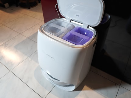 Le robot entre entièrement dans la station. En haut, vous pouvez voir les réservoirs d'eau. 