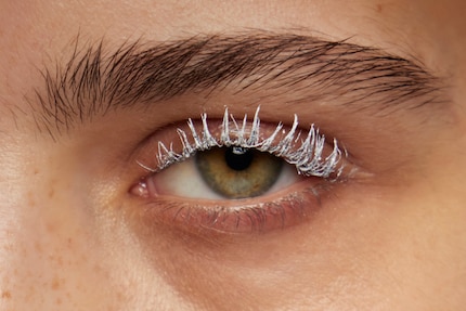 Nous avons déjà vu des cils recouverts de blanc sur les podiums des défilés printemps-été de cette année. Par exemple chez Bora Aksu.