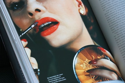 Der Umweg über den Pinsel lohnt sich. Abbildung aus dem Buch «Face Paint» von Lisa Eldridge.
