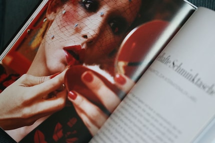 Der regelmässige Kontrollblick in den Spiegel ist ein Muss, denn rote Lippenstifte entwickeln gerne mal ein Eigenleben. Abbildung aus dem Buch «Face Paint» von Lisa Eldridge.
