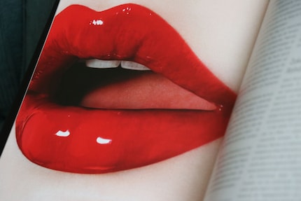 Ein ebenmässiger Teint ist eine geeignete Basis für knallige Lippen. Abbildung aus dem Buch «Face Paint» von Lisa Eldridge.