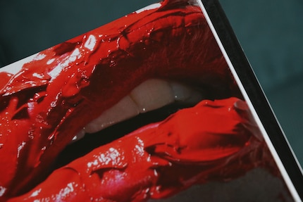 Cremige Texturen verschmieren schnell mal. Abbildung aus dem Buch «Face Paint» von Lisa Eldridge.