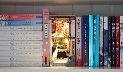 Une porte vers un autre monde : le dos de livre 3D de Robotime mesure 18x11x24 centimètres.