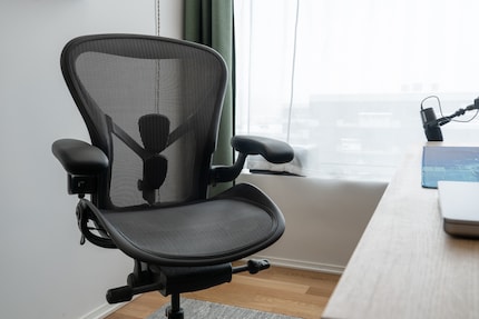 Den Herman Miller Aeron würde ich nicht wieder hergeben. Er ist bequem, ergonomisch und gut belüftet.