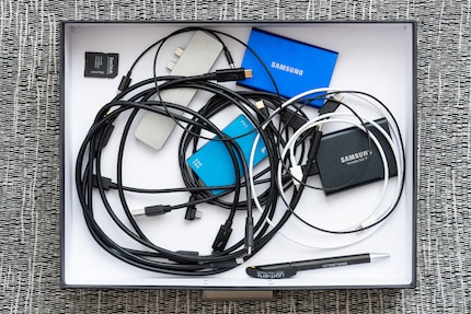 Kabel, SSDs, Kartenleser, Stift und anderen Kleinkram verstecke ich in einer Schublade.