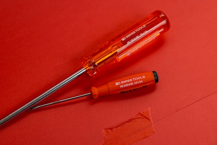 Die Schraubwerkzeuge von PB Swiss Tools gelten als besonders hochwertig, weil sie auf die entsprechenden Schrauben abgestimmt sind und es leichter machen, den richtigen Anpressdruck auszuüben.