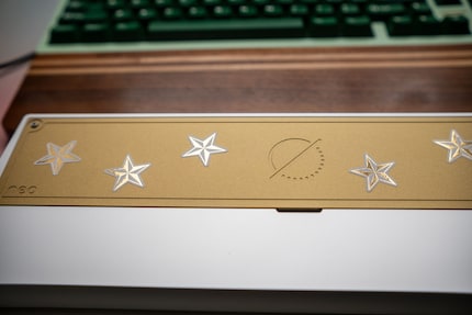 Das Sternenmotiv spare ich mit Stickern aus.