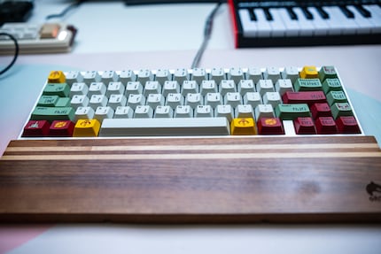 So sieht die Tastatur von vorne aus. Zum Boba-Fett-Thema passend, habe ich Boba U4T Switches verbaut.
